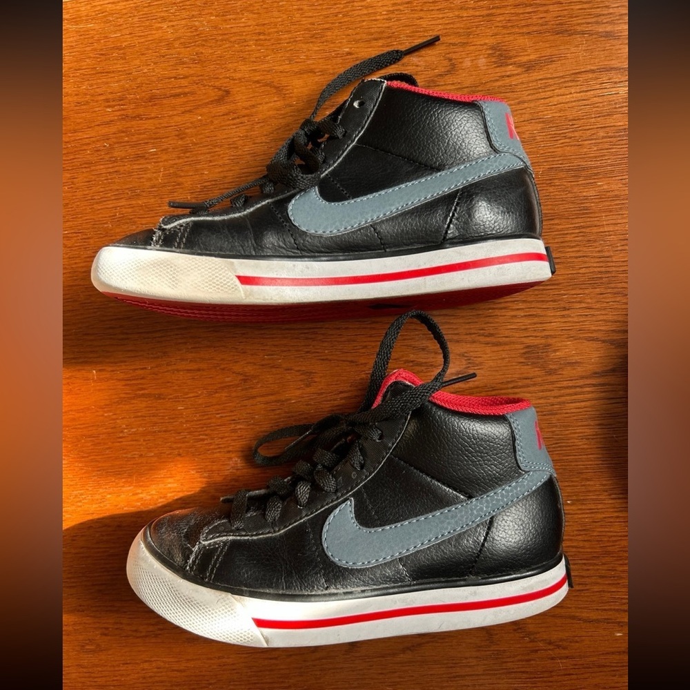 Nike Kids Black and Gray Sneakers with Red Trim. Size 11C